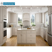 Ensemble d'armoires de cuisine sur mesure haut de gamme, design italien et français, style classique européen, en bois massif blanc avec porte vitrée et robinet