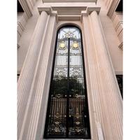 Porte d'entrée principale moderne à double hauteur avec accents en laiton et panneaux en verre, portail de villa de luxe, portail de sécurité extérieur design