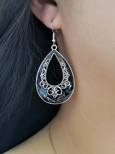 Orecchini Pendenti Vintage Intagliati a Vuoto con Smalto e Motivo Bianco e Nero, Accessori Moda per Donna - Product Image 1