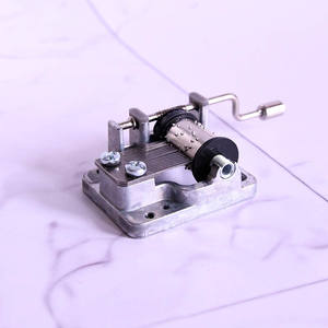 Mecanismo <span class=keywords><strong>de</strong></span> Caja <span class=keywords><strong>de</strong></span> Música <span class=keywords><strong>de</strong></span> Manivela al por Mayor Directo <span class=keywords><strong>de</strong></span> Fábrica, Movimiento Musical Plateado con Miles <span class=keywords><strong>de</strong></span> Canciones - Product Image 1