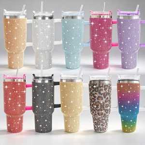 Vaso Térmico de Lujo al por Mayor con Asa, Completamente Adornado con Diamantes de Imitación, de 40oz (1200ml), de Acero Inoxidable, con Tapa Abatible y Popote - Product Image 1