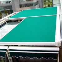 Toldo Retráctil Eléctrico Moderno para Exteriores, Estructura de Sombra de Aleación de Aluminio, Cerramiento de Vidrio, Techo Aislado con Protección Solar