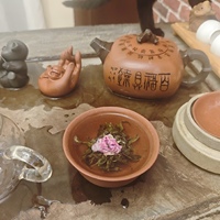 Thé noir à la rose Dragon Ball, directement de l'usine, offre une expérience de bien-être agréable. Arôme floral riche, préparation facile, personnalisable.