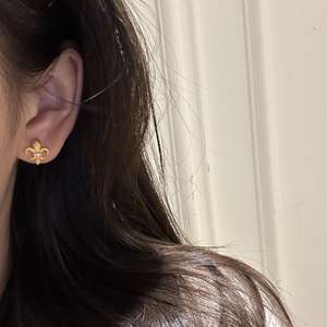 Boucles d'oreilles en argent pur S925, style rétro, luxe léger, style old money, fleur d'iris brossée, design simple et polyvalent, tendance - Product Image 4