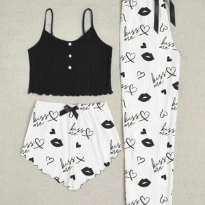 Conjunto de Tres Piezas de Ropa para Dormir con Estampado de Corazón, Pantalones Cortos con Tirantes, Cómodo y Unisex, Venta al Por Mayor Transfronteriza - Product Image 6