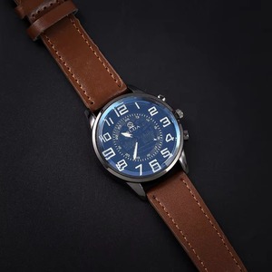 Montre Homme Tendance en Acrylique 45mm, Style Décontracté Rétro, Cadran Numérique à Quartz, Vente en Gros pour Étudiants - Meilleures Ventes - Product Image 1