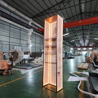 Vitrine d'exposition en verre avec éclairage LED personnalisé en usine, cadre en métal or rose, cloison en verre filaire pour hôtel, restaurant, maison