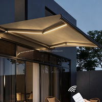 Auvent de terrasse de luxe moderne à structure en aluminium extensible électriquement, entièrement personnalisé, avec revêtement acrylique et éclairage LED.