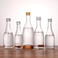 Ensemble de bouteilles en verre sur mesure, différentes tailles de 187 ml à 500 ml, contenants pour spiritueux pour la dégustation, la collection et la présentation en magasin