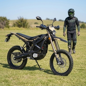 Suron Ultra 2026 24,5 KW, moto tout-terrain Sur Ron haute performance capable de atteindre des vitesses jusqu'à 80 km/h pour des balades palpitantes. Moteur puissant Br - Product Image 2