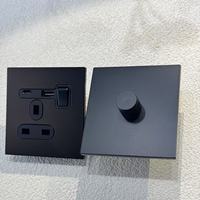 Interrupteur mural à bascule 86 Dimmer 146 Double UK 13A, prise universelle européenne USB-C, moderne, durable, noir mat, en acier inoxydable