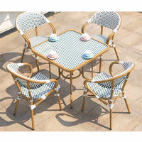 Meubles de terrasse de restaurant bistrot en rotin d'extérieur, style français, table et chaises de salle à manger d'extérieur, chaise de bistrot de jardin