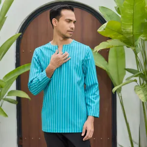 ผู้ผลิตเสื้อเชิ้ตชายสไตล์พื้นเมืองลายทางสีเขียวอมฟ้าทรงสมาร์ทฟิตแขนสั้นแบบลำลองจากมาเลเซีย รับผลิตเสื้อผ้าแบบ OEM สไตล์ทางการ - Product Image 2