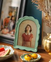 Cadre photo vert serein personnalisé en bois naturel MDF avec finition peinte, support pour photos à suspendre au mur ou à poser sur un bureau, avec logo gravé au laser