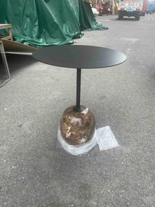 Table basse en marbre au design moderne avec pieds en fer revêtus de poudre dorée, table d'appoint tendance, table à manger avec plateau en marbre - Product Image 6