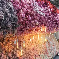 زهور صناعية ملونة, زهور محاكية ملونة لديكور رومانسي كديكور لخلفية الزفاف ، شبكة خلفية حمراء لصور الحائط