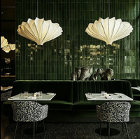 Ensemble de mobilier de luxe pour café : Table à manger en marbre et chaises, banquette demi-cercle pour restaurant et café