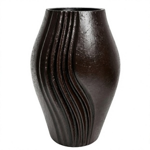 Rústico y Moderno: Urna de Terracota con Textura Ondulada, Urna de Arcilla Roja Mate con Curvas Serenas - Product Image 4