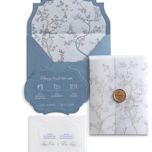 Lot d'invitations de mariage en vélin bleu poussière avec enveloppe portefeuille, carte de programme découpée et sceau doré pour mariage asiatique - Product Image 1
