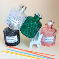 Flacon diffuseur d'air frais en verre rechargeable en gros, élégant motif diamant, couleur personnalisée, haute qualité avec bouchon