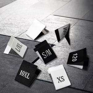 Étiquettes de taille en polyester tissé carrées pliées au centre, imprimées sur mesure de haute qualité pour les vêtements avec impression sérigraphique - Product Image 1