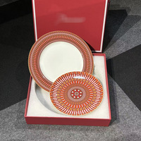 Ensemble de tasses à café en céramique de la série Retro Luxe Arcadia avec assiettes à dîner et à dessert