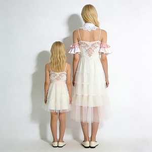 ผู้ผลิตชุดเดรสยาวลำลองแบบจีบผ้าตาข่ายปักลายคุณภาพสูง A&J สำหรับวัยรุ่นและพี่น้อง  ขายส่งจากโรงงาน - Product Image 2