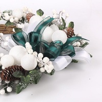 OEM/ODM Hochwertiger Umweltfreundlicher Indoor-Weihnachtskranz im Originaldesign mit Weißen Kugeln