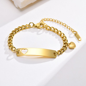 Bracelet en acier inoxydable plaqué or 18 carats, design incurvé avec découpe en forme de cœur, personnalisable par gravure laser, avec chaîne d'extension - Product Image 3