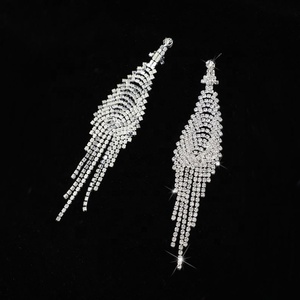 Boucles d'oreilles pendantes géométriques élégantes en alliage vintage classique avec long pendentif en strass pour femmes, pour mariage et soirée - Product Image 3