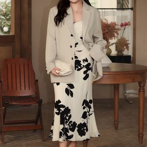 Conjunto de Traje para Mujer Talla Grande Runqi, Blazer Beige Champán con Vestido Floral, Cuello en V, Corte Holgado, Estilo Casual N8558 - Product Image 5
