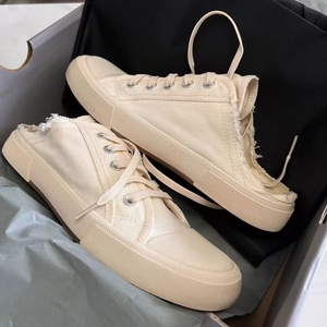 Zapatos de lona desgastados y deshilachados de la marca francesa, hechos a medida, con bordes semicortados, sin talón, estilo casual y sin cordones. - Product Image 1