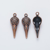 Colgante de aleación con diseño de calavera de cuervo en filigrana y cabeza de pájaro de pico largo para collar gótico de lector de tarot