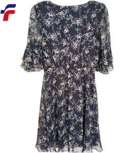 Elegante <span class=keywords><strong>Top</strong></span> Blu Navy con Stampa Floreale, Scollo a V, Volant a Doppio Strato e Maniche con Ruches, Simile a una Camicetta in Seta - Product Image 2