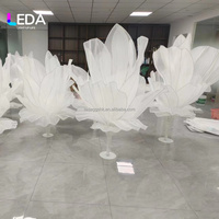 Fondo de Boda LEDA Moderno con Flores Gigantes Blancas, Decoración de Organza con Tamaño Personalizable y Entrega Rápida para Eventos