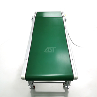 Convoyeur à bande plate inclinable à vitesse réglable AST, section d'alimentation horizontale personnalisable, pièces de décharge pour machine de moulage par injection