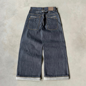 Jeans Selvage in denim giapponese da 14,5 once con chiusura a bottoni a due punte, <span class=keywords><strong>tasche</strong></span> curve e fibbia posteriore con patch in vera pelle. - Product Image 2