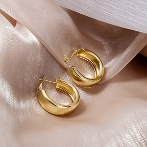 Arete de Oreja Redondo Grande de Metal Dorado de Moda con Diseño Creativo y Estilo Minimalista Frío para Mujer - Product Image 2