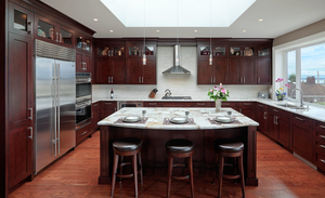 خزائن مطبخ فاخرة كلاسيكية باللون الأحمر الكرزي مع أبواب شاكر خالدة وجزيرة كبيرة - Product Image 3