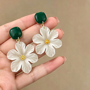 Modernos Pendientes Colgantes Florales de Aleación Acrílica con Diamantes en Tono Pastel, Chapados en <span class=keywords><strong>Oro</strong></span> de 18K, Accesorio Romántico para Aniversario para Mujer - Product Image 5