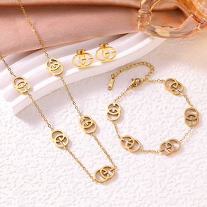 उच्च गुणवत्ता वाली महिलाओं के गहने सेट ज्यामितीय पत्र जी स्टेनलेस स्टील अनियमित खोखले नेकलेस नेवलियों और कंगन - Product Image 1