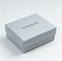 Boîte cadeau rigide personnalisée gris nuage avec couvercle et base, logo de marque privée en relief pour bijoux et emballage cadeau de luxe minimaliste