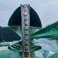 Roestbestendig gegalvaniseerd 3D draadgaas beveiligingshek 2M gebogen driehoekig paneel ijzer PVC houten frame modern voor buiten tuin