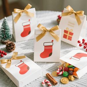 Sacs cadeaux en papier de luxe à fond plat avec logo personnalisé, vente en gros, sacs en papier pour bonbons et chocolats, sacs en papier pour les achats de Noël personnalisés avec ruban - Product Image 1