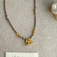 Collier ethnique avec pendentif mignon en forme de cheval doré, perles fines facettées en œil de tigre et pierres semi-précieuses naturelles en turquoise