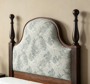 โครงเตียงไม้หุ้มผ้าแบบดั้งเดิม ขนาดควีนไซส์ ทำจากไม้มะฮอกกานี พร้อมหัวเตียงลายใบไม้ - Product Image 4