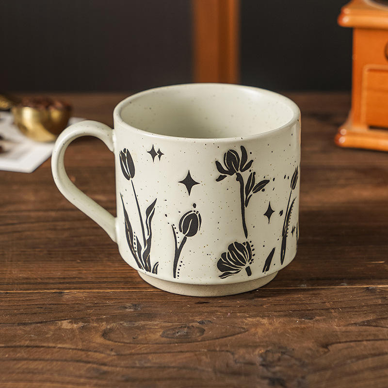 Tasse droite à motif floral discret