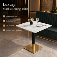 Table à manger de luxe en marbre, plateau carré en pierre frittée de 70 cm avec base noire et dorée pour hôtel, restaurant et bar