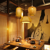 Tendance actuelle en décoration d'intérieur : lampes en rotin, lanternes en bambou, luminaires suspendus faits à la main, lustres pour café, restaurant, maison d'hôtes, mariage