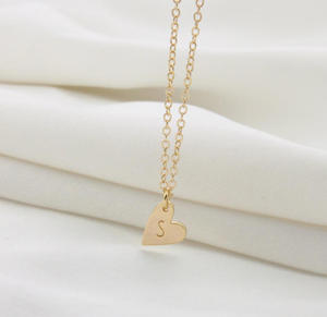 Collana con Iniziale Personalizzata <span class=keywords><strong>a</strong></span> Cuore in Acciaio Inox PVD Oro, Ciondolo con Lettera Personalizzata, Gioiello Minimalista, Regalo per Damigella - Product Image 6